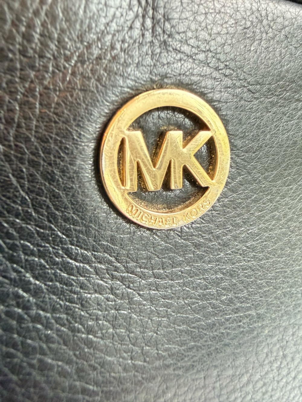 Michael Kors ‘Fulton Pebbled Leather Bag’ - Picture 6 of 6
